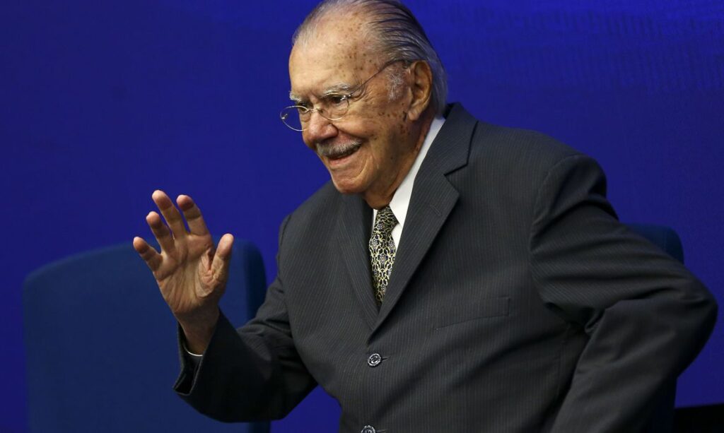 Ex-presidente José Sarney - promulgou a constituição brasileira de 1988