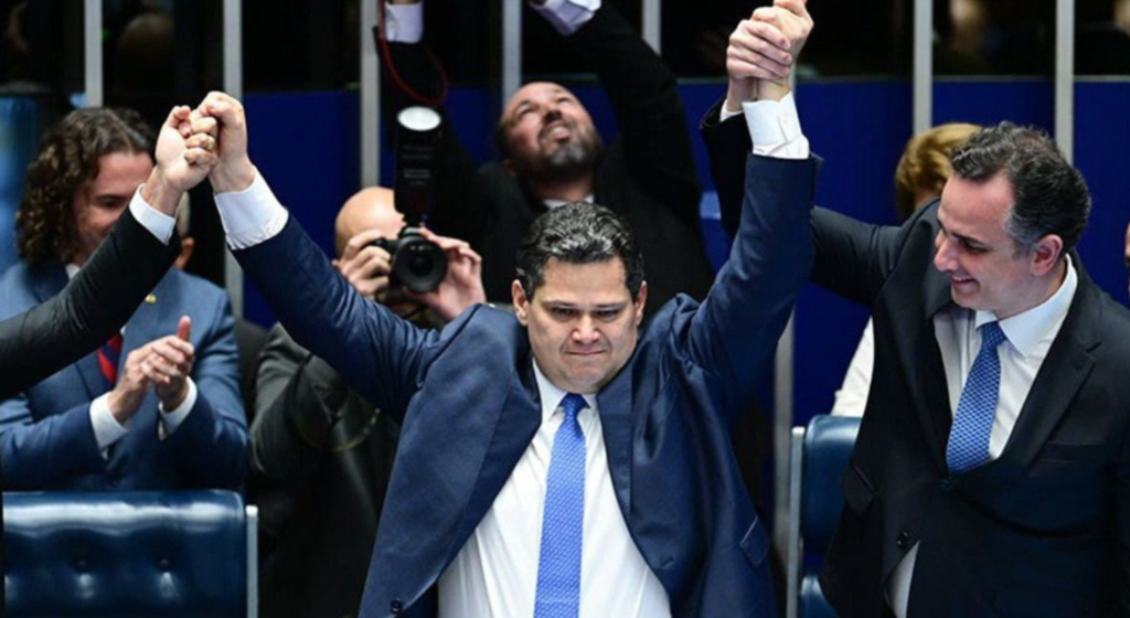 Davi Alcolumbre vence a disputa pela presidência do Senado